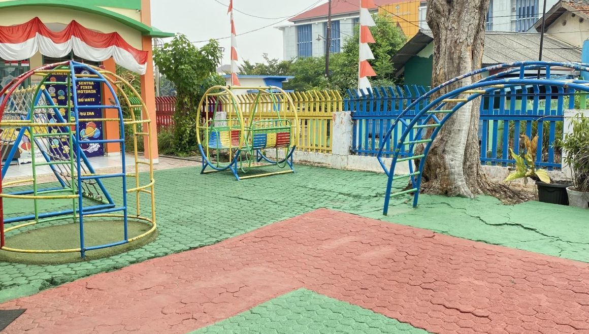 Taman bermain dengan panjatan kubah dan panjatan lengkung di bawah pohon